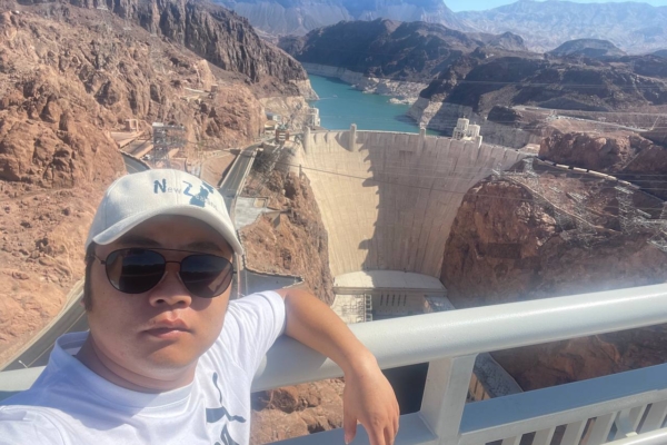 邢鑒無懼跨國鎮壓 參加反共車隊橫跨美國遊行