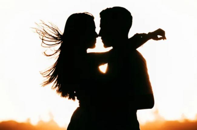 55歲人妻拋夫棄子重投校園舊愛懷抱 結果慘了