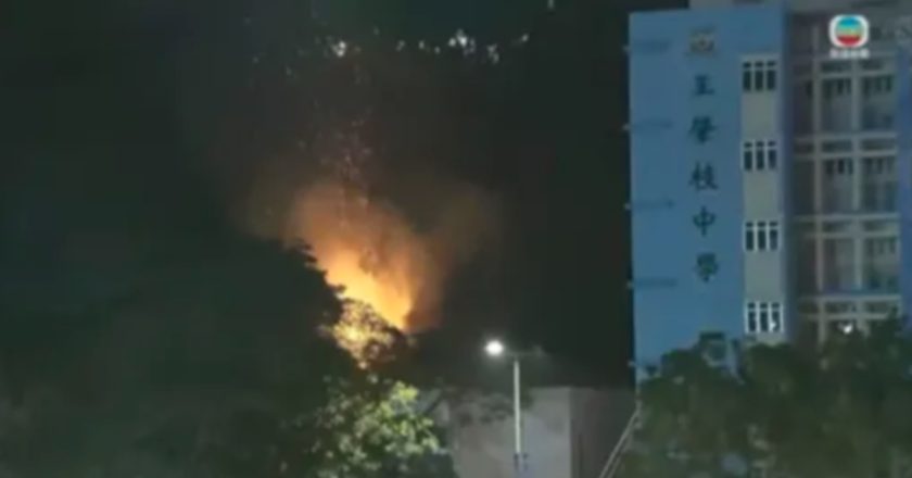 更新:香港住宅大樓火勢蔓延 附近中學山林起火