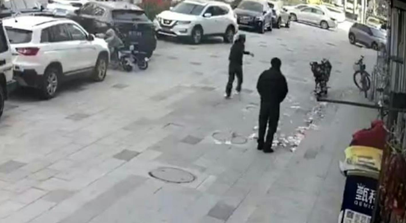 河北男子銀行出來 5萬現金被風刮飛散落 結果…