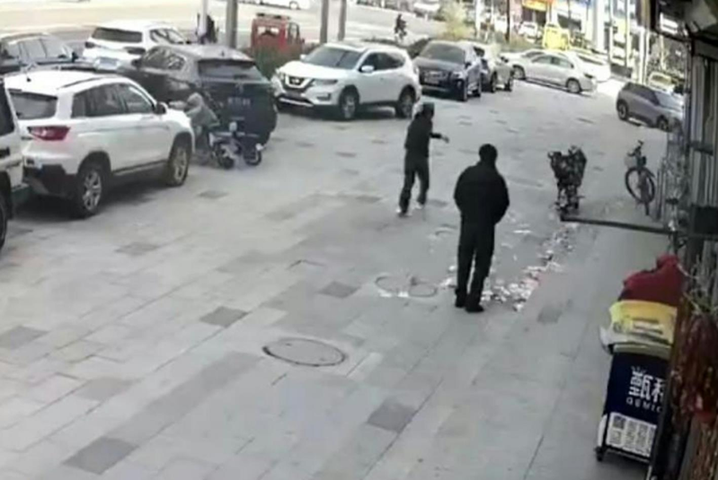 男子从银行出来,5万元现金被风吹飞200米。(视频截屏)