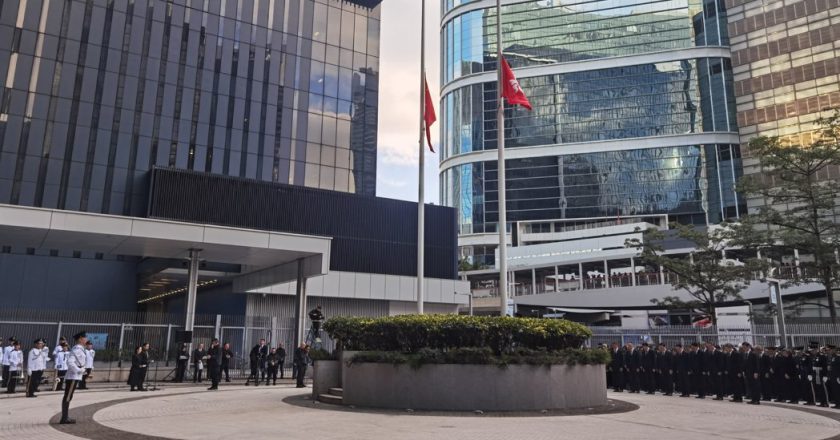 港府降半旗举行默哀仪式  悼念火灾罹难者