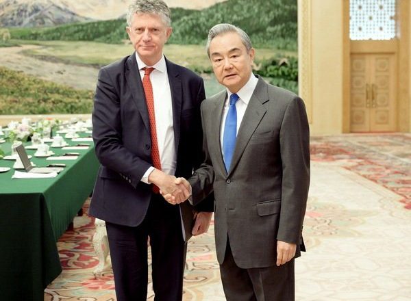 继法国后再提捍卫二战成果 王毅向英国安顾问说:盼英国坚守一中原则