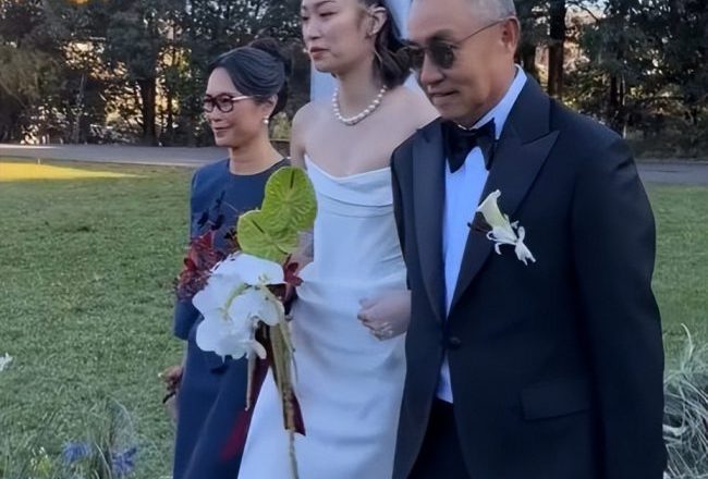 霍啟仁婚禮現場：攜妻敬酒載歌載舞 霍家集體亮相 霍啟剛忙著錄像