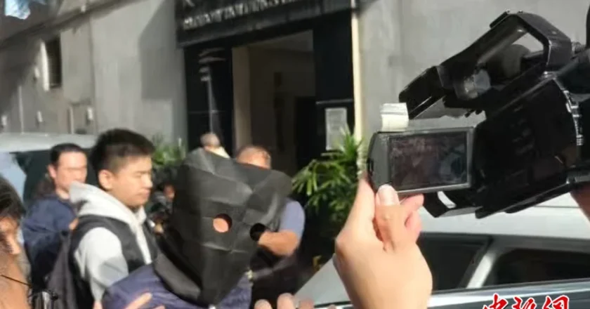 火災嫌疑人戴頭套被捕 香港商討推進用金屬腳手架