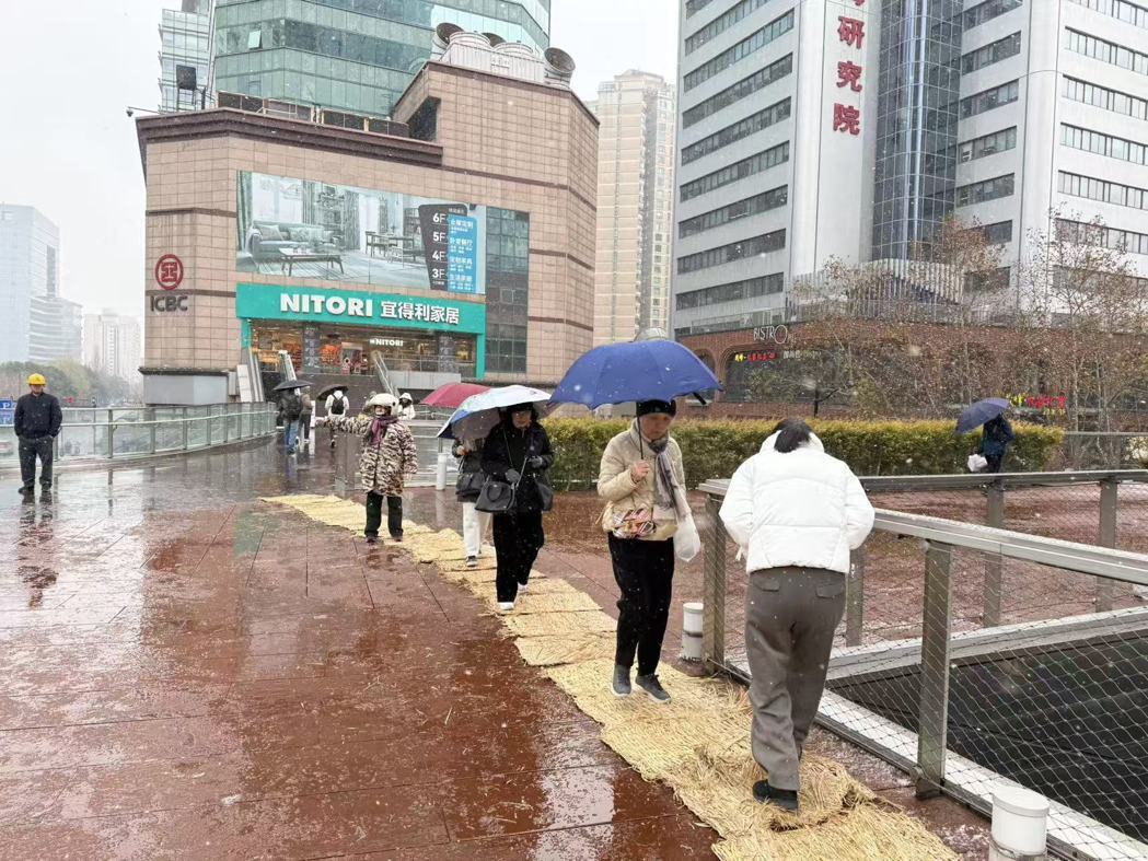 图为上海徐家汇商圈立体步行系统(天桥连廊),20日降下大雪时,该区域养护人员已在... 图为上海徐家汇商圈立体步行系统(天桥连廊),20日降下大雪时,该区域养护人员已在...