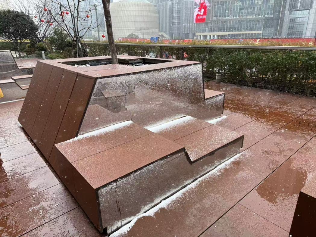 图为上海徐家汇商圈立体步行系统(天桥连廊),20日上午十时许,该区域的座位已覆盖... 图为上海徐家汇商圈立体步行系统(天桥连廊),20日上午十时许,该区域的座位已覆盖...