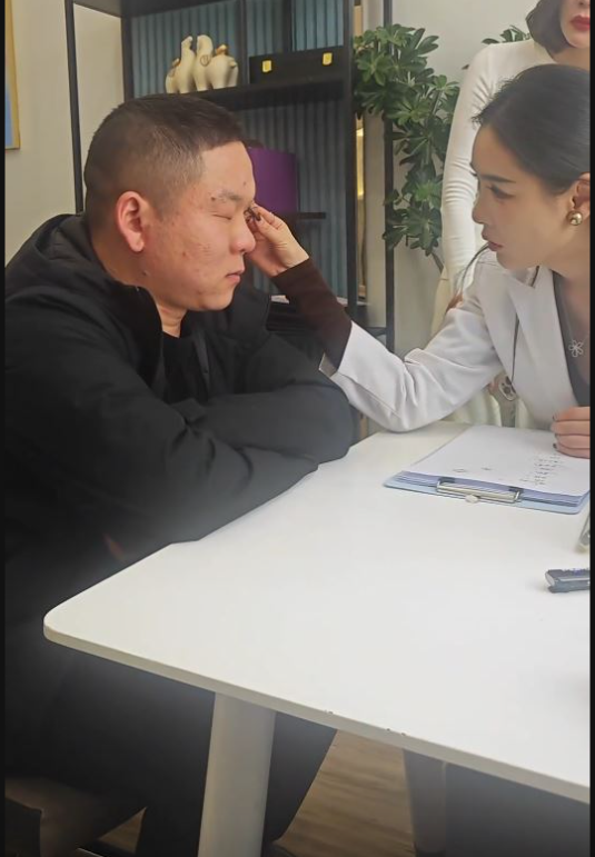 常被嘲睁眼跟闭眼一样 眯眯眼大叔动刀开眼