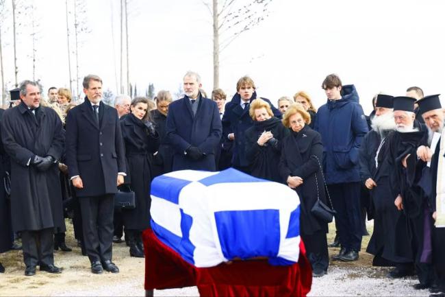 西班牙国王到希腊安葬姨妈 公主姐妹花很暖心