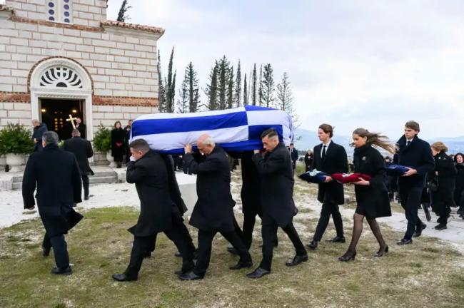 西班牙国王到希腊安葬姨妈 公主姐妹花很暖心