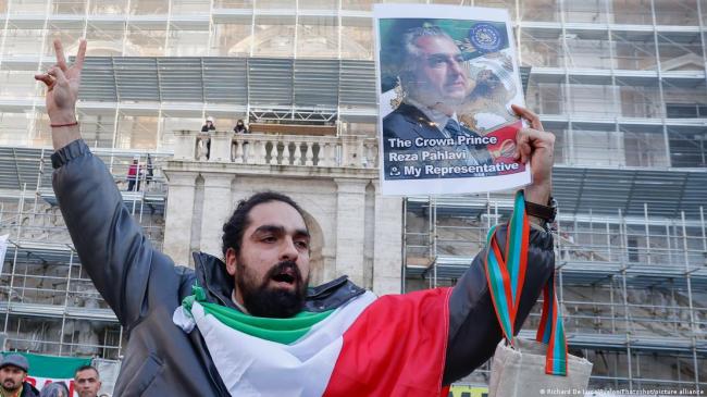 黑客干扰伊朗国家电视台信号 播出这一幕