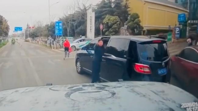 女司机堵路还比中指呛声 没想到下一秒…