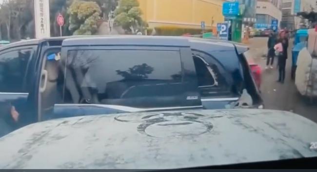 女司机堵路还比中指呛声 没想到下一秒…