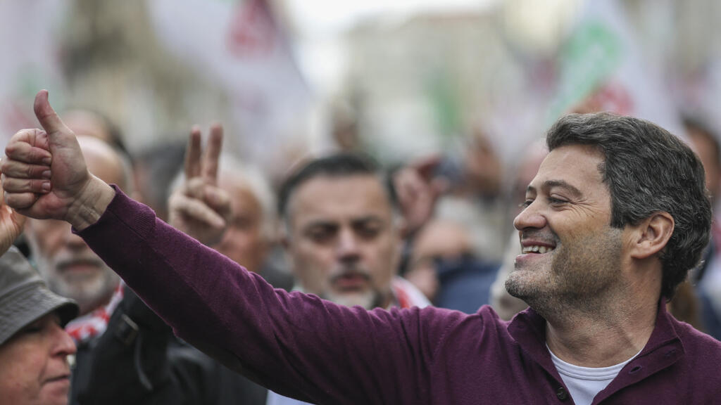 2026 年 1 月 18 日葡萄牙总统选举中暂时领先的极右翼政够了(Chega )党的候选人安德烈·文图拉 (André Ventura) 于 2026 年 1 月 16 日在里斯本举行的竞选集会上发表讲话。 2026 年 1 月 18 日葡萄牙总统选举中暂时领先的极右翼政够了(Chega )党的候选人安德烈·文图拉 (André Ventura) 于 2026 年 1 月 16 日在里斯本举行的竞选集会上发表讲话。