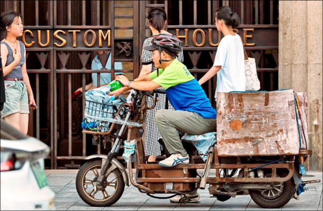 举步维艰，中国正上演一曲悲歌