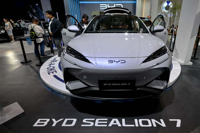 于雅加达举行的2025年印尼国际车展上，人们在参观比亚迪海狮7样车。