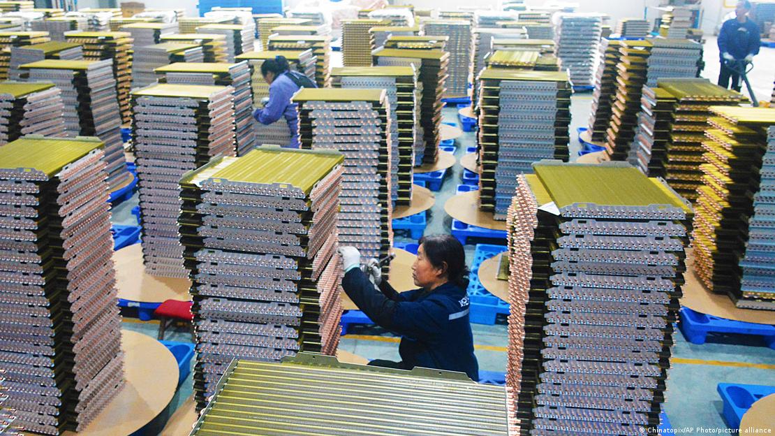 2024年2月21日，中国安徽省一家空调冷却器工厂的工人正在作业。（资料图）