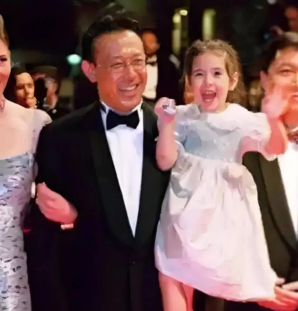 原来她是姜文前妻,离婚后回法国生活,如今女儿也在法国成家立业