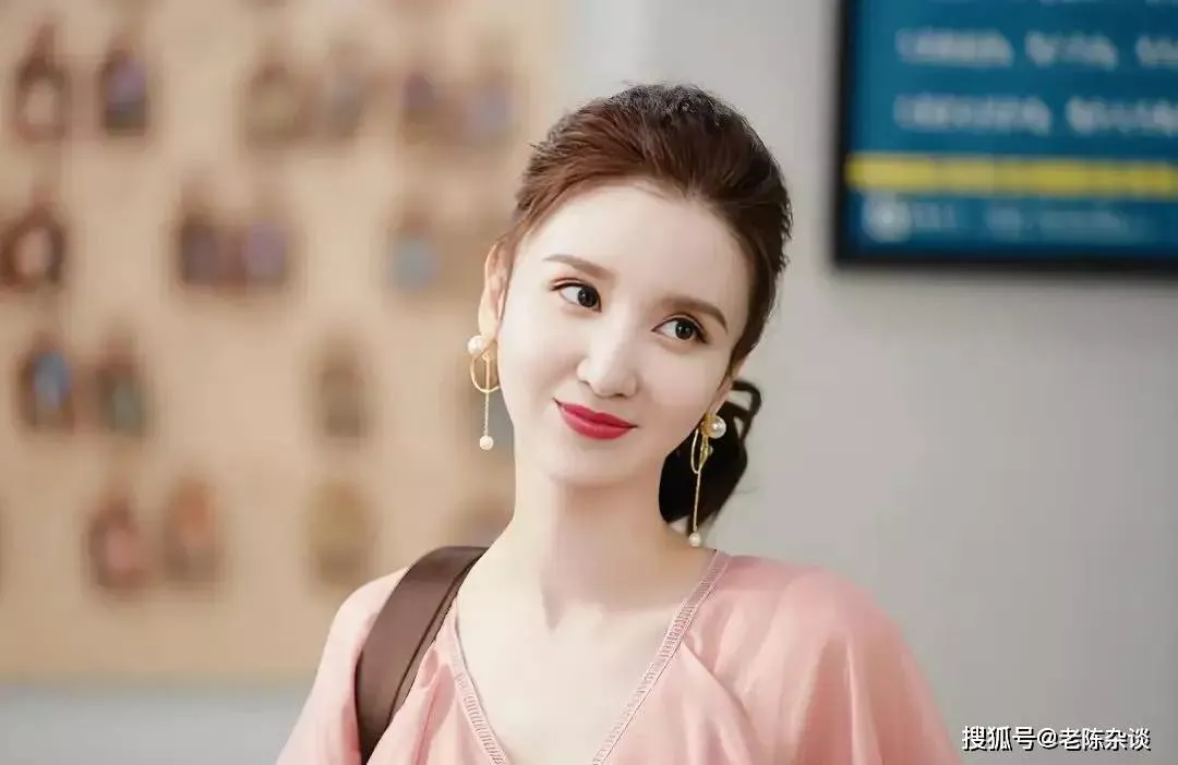 43岁张萌的"泳装照"绝了!大秀腰臀比,网友直呼:说23岁我都信