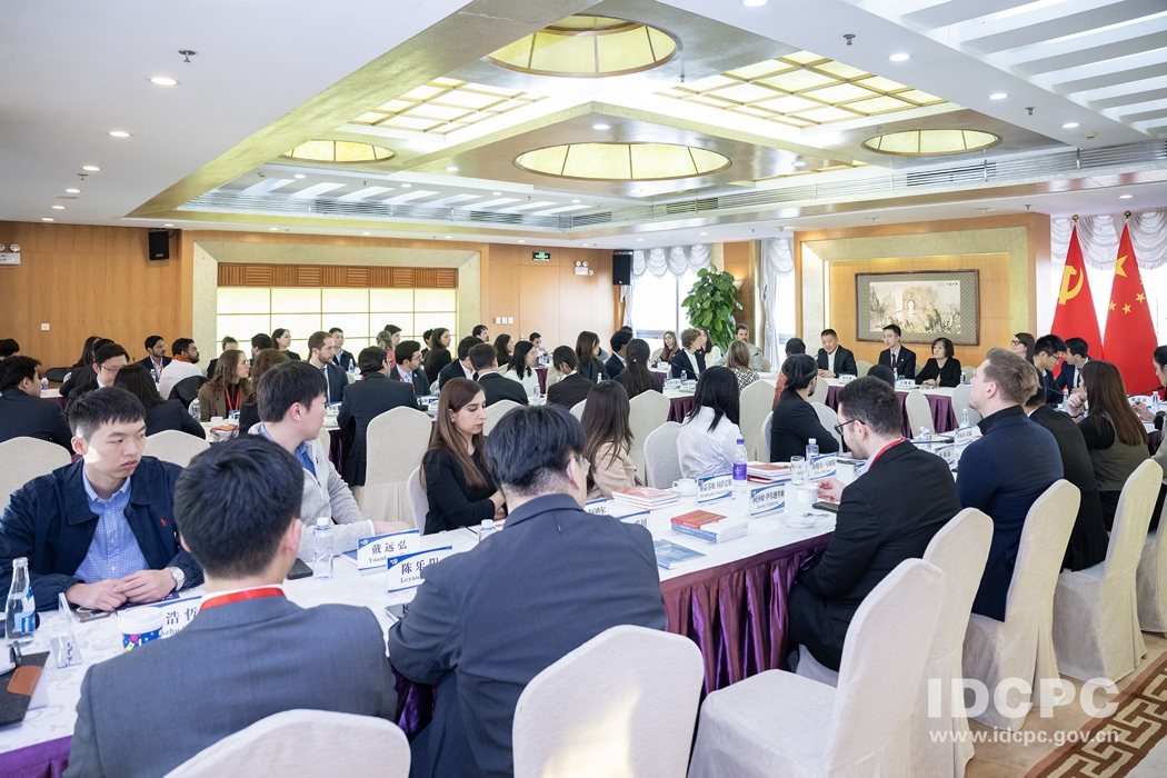 哈佛学生近日到访中共中联部,与中联部副部长陆慷交流。(图/取自中共中联部官网)。 哈佛学生近日到访中共中联部,与中联部副部长陆慷交流。(图/取自中共中联部官网)。