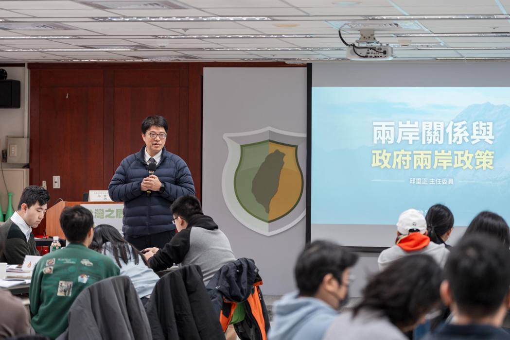 陆委会主委邱垂正近日在民进党的营队授课,针对两岸关系强调政府对中国大陆释出的善意... 陆委会主委邱垂正近日在民进党的营队授课,针对两岸关系强调政府对中国大陆释出的善意...