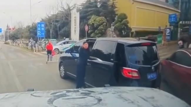挡路还比中指!云南嚣张女下秒“惨被撞飞” 挡路还比中指!云南嚣张女下秒“惨被撞飞”
