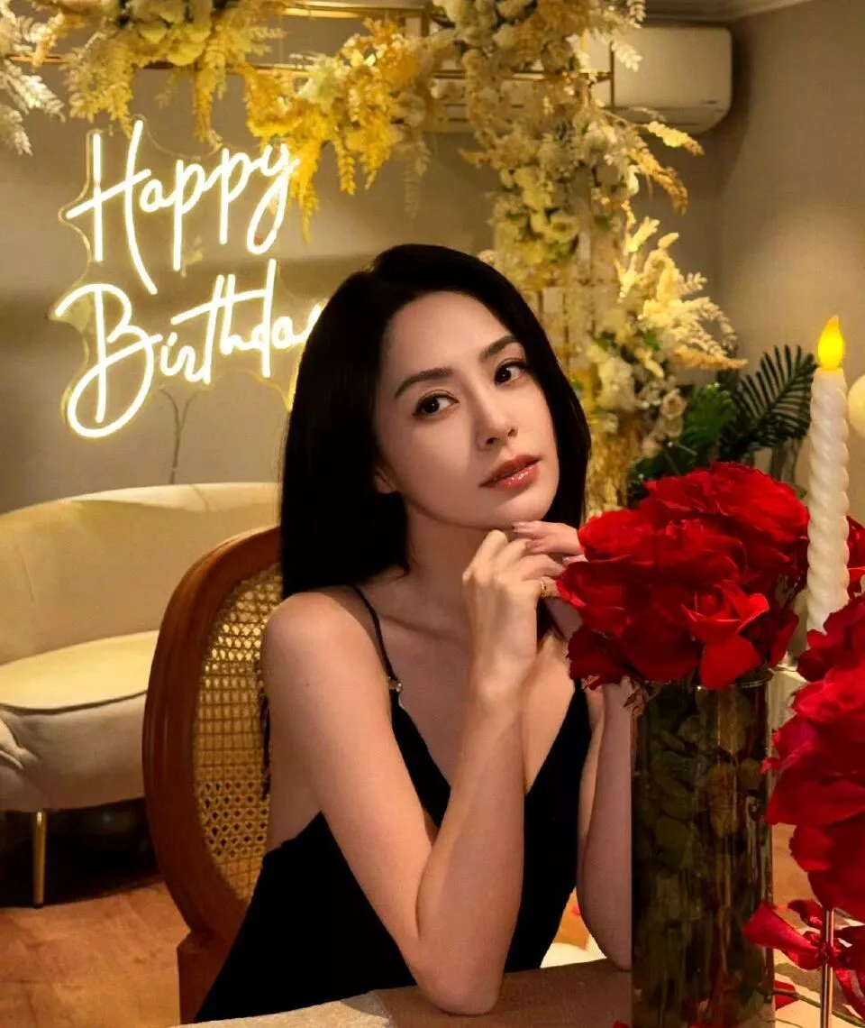 阿娇45岁生日甜度拉满!瘦回巅峰的盛世美颜太绝了