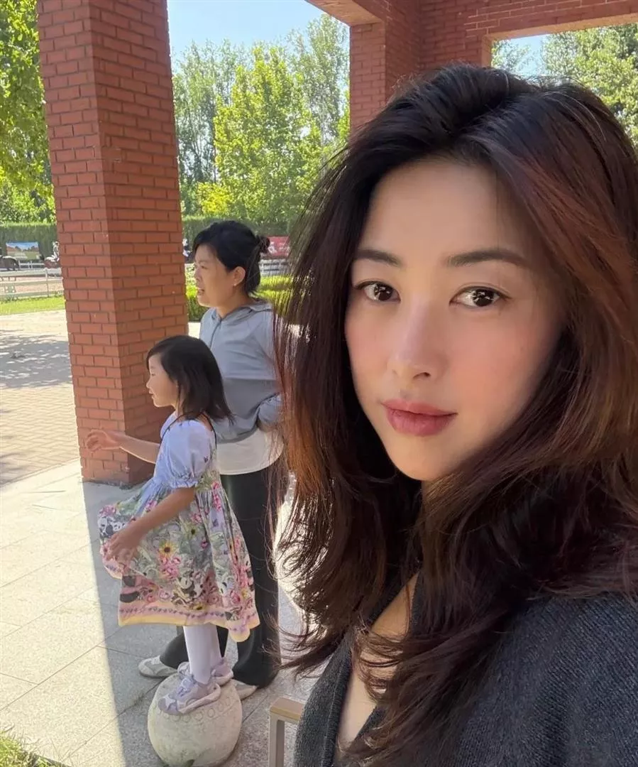 朱珠一家吃路边摊被偶遇!女儿热出一头汗,老公偷拍她满眼都是爱