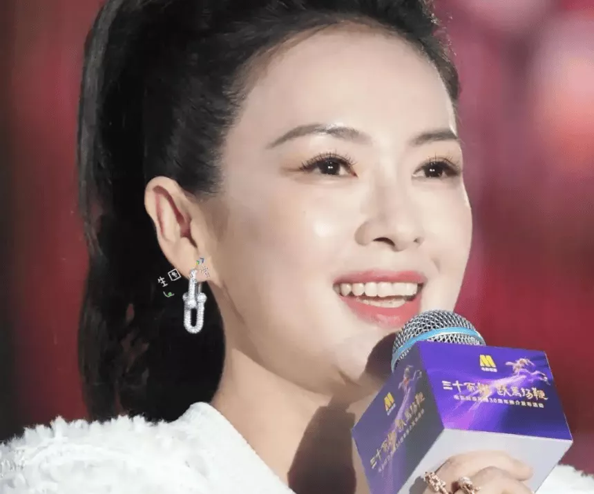 章子怡糊涂啊!近照肿成面包超人,最具特色的骨相优势都没了