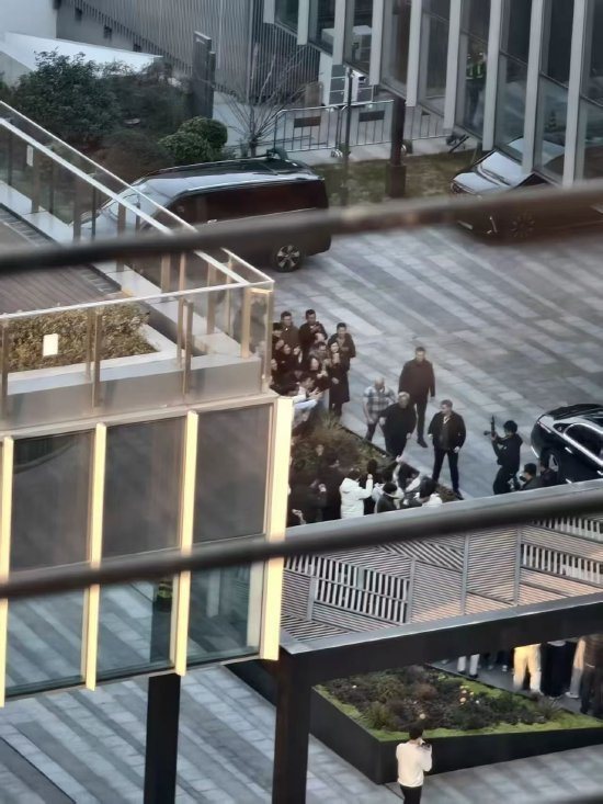 辉达执行长黄仁勋23日已抵达上海辉达办公室。(取息新浪财经) 辉达执行长黄仁勋23日已抵达上海辉达办公室。(取息新浪财经)