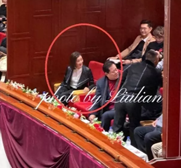 59岁宋祖英罕见露面，头发顶秃严重