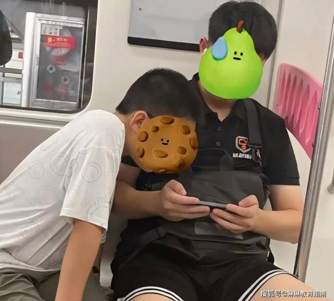 二胎家庭对比图火了 网:送外卖和吃外卖 二胎家庭对比图火了 网:送外卖和吃外卖