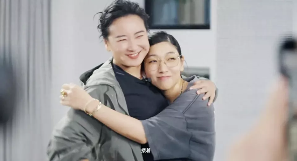 看懂冯巩预言，才明白离开春晚的贾玲，早已安排好退路