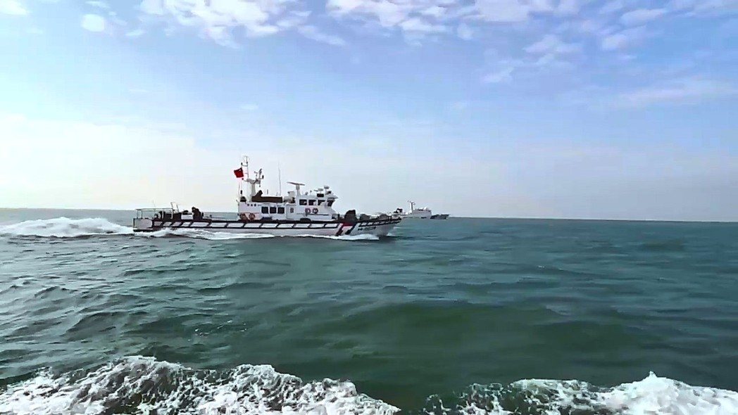 中国大陆海警今日越界进入金门海域,海巡署预置的4艘巡防艇立即趋前,采取「一对一」... 中国大陆海警今日越界进入金门海域,海巡署预置的4艘巡防艇立即趋前,采取「一对一」...