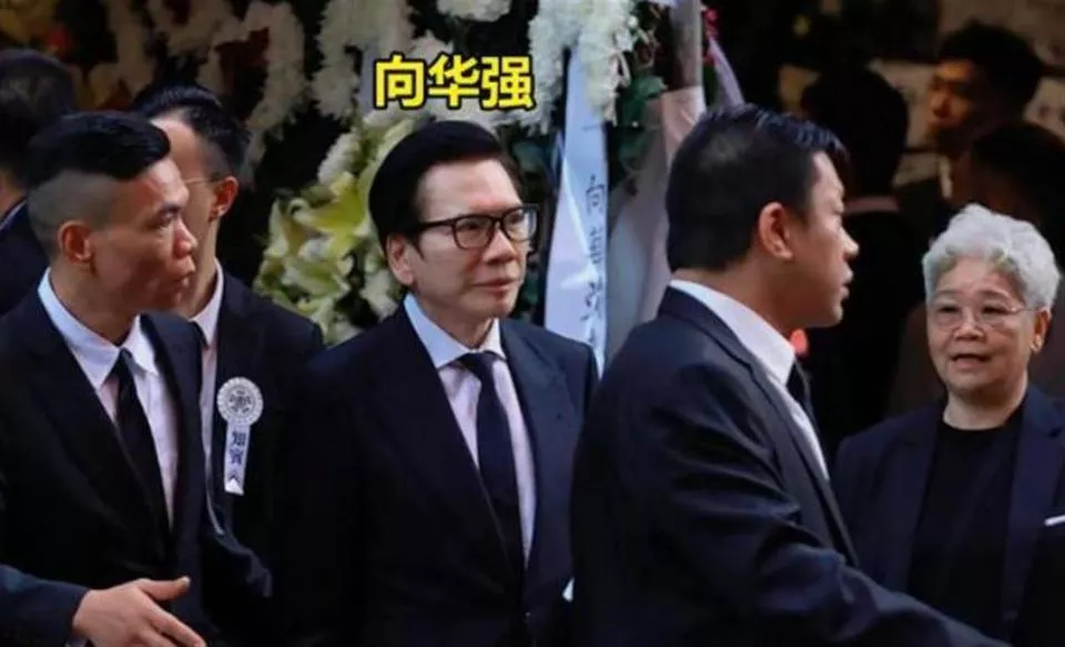 一场追悼会,揭穿了向华强夫妇在香港的真实地位