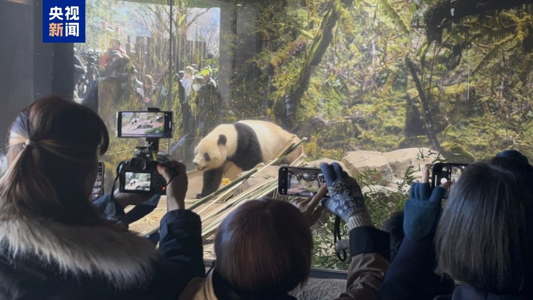 中国海警25日下午在中菲有主权争议的黄岩岛附近海域,向菲律宾移交17名获救的菲籍... 中国海警25日下午在中菲有主权争议的黄岩岛附近海域,向菲律宾移交17名获救的菲籍...