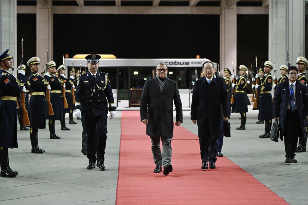 芬兰总理欧尔波(中)25日凌晨抵达北京首都国际机场,开启为期四天的访问行程。(新... 芬兰总理欧尔波(中)25日凌晨抵达北京首都国际机场,开启为期四天的访问行程。(新...