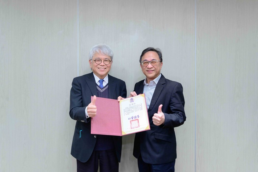 富邦证券携手荒野保护协会前进台南七股将军盐滩湿地,推动水鸟栖地保育,今日由财政部... 富邦证券携手荒野保护协会前进台南七股将军盐滩湿地,推动水鸟栖地保育,今日由财政部...