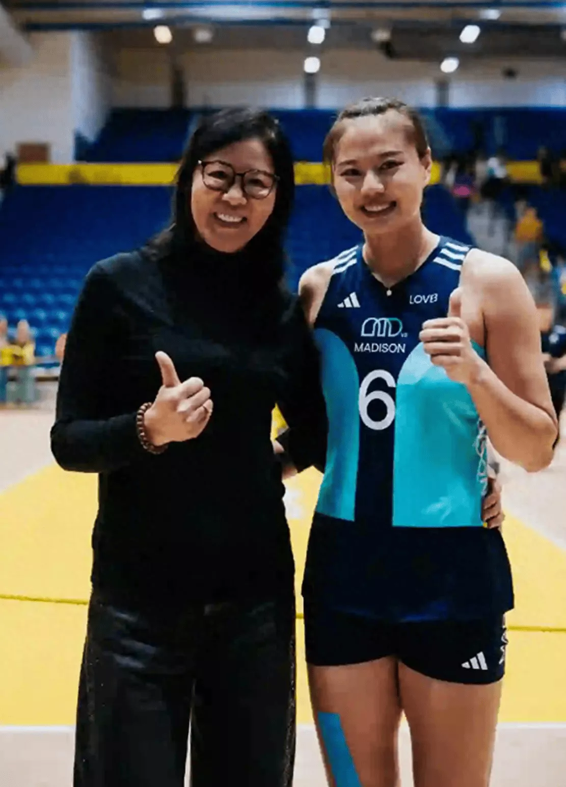 郎平和家人看比赛，退休后更显年轻，白浪反倒显老