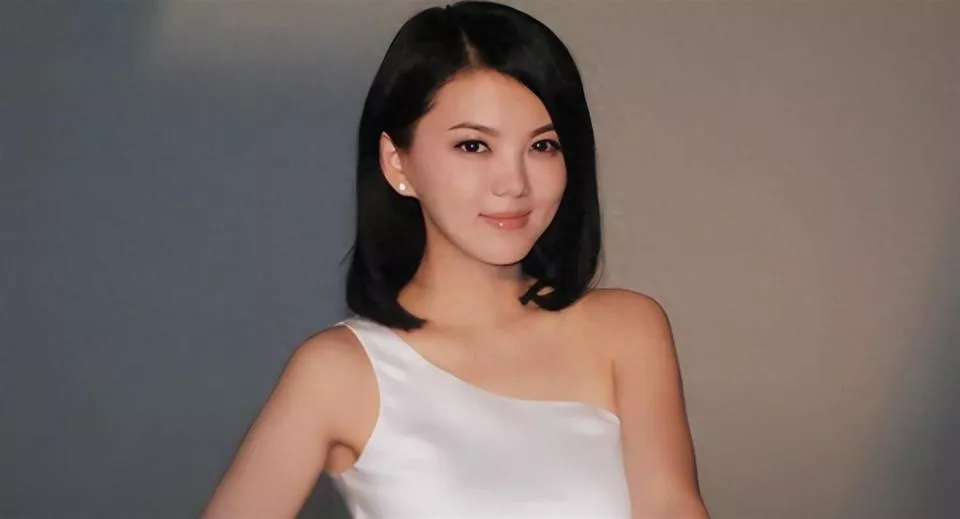 李湘何超琼扯上关系,母女参加其宴会出尽洋相,出事后王岳伦消失