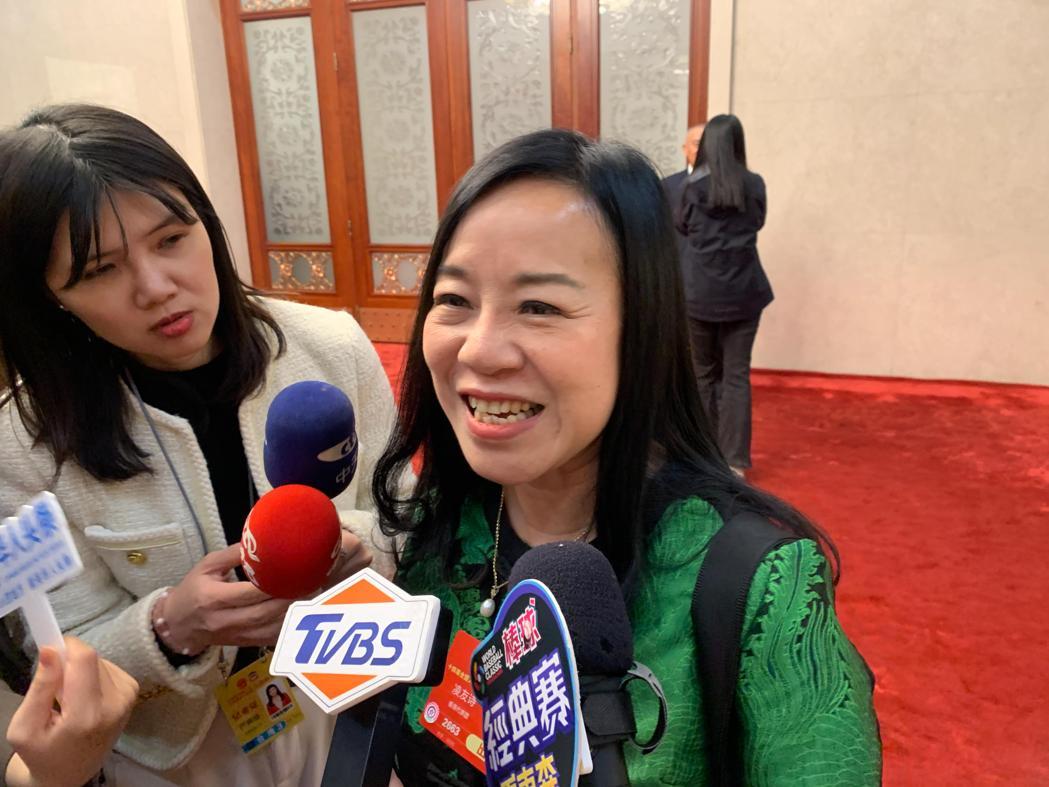 曾自称是「台湾女孩」的中共全国人大代表凌友诗,获大陆全国港澳研究会副会长新头衔。... 曾自称是「台湾女孩」的中共全国人大代表凌友诗,获大陆全国港澳研究会副会长新头衔。...