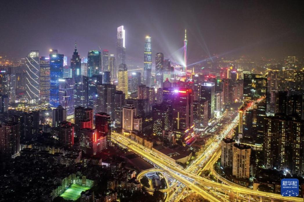 广东GDP连续37年冠全国 去年增长3.9%。图为广州珠江新城夜色迷人。(新华社... 广东GDP连续37年冠全国 去年增长3.9%。图为广州珠江新城夜色迷人。(新华社...