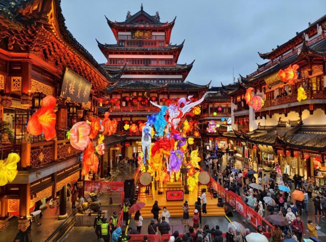 2026年豫园的丙午马年主题灯会继续围绕《山海经》这个传统经典IP,推出《山海奇... 2026年豫园的丙午马年主题灯会继续围绕《山海经》这个传统经典IP,推出《山海奇...