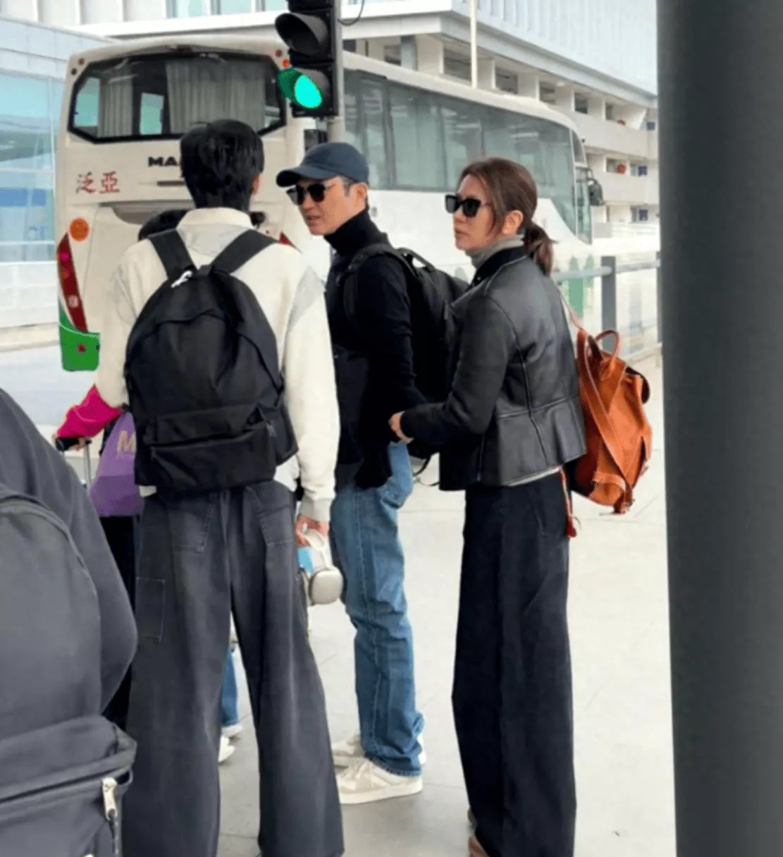 张智霖儿子放假回港,魔童185个头仪态变好