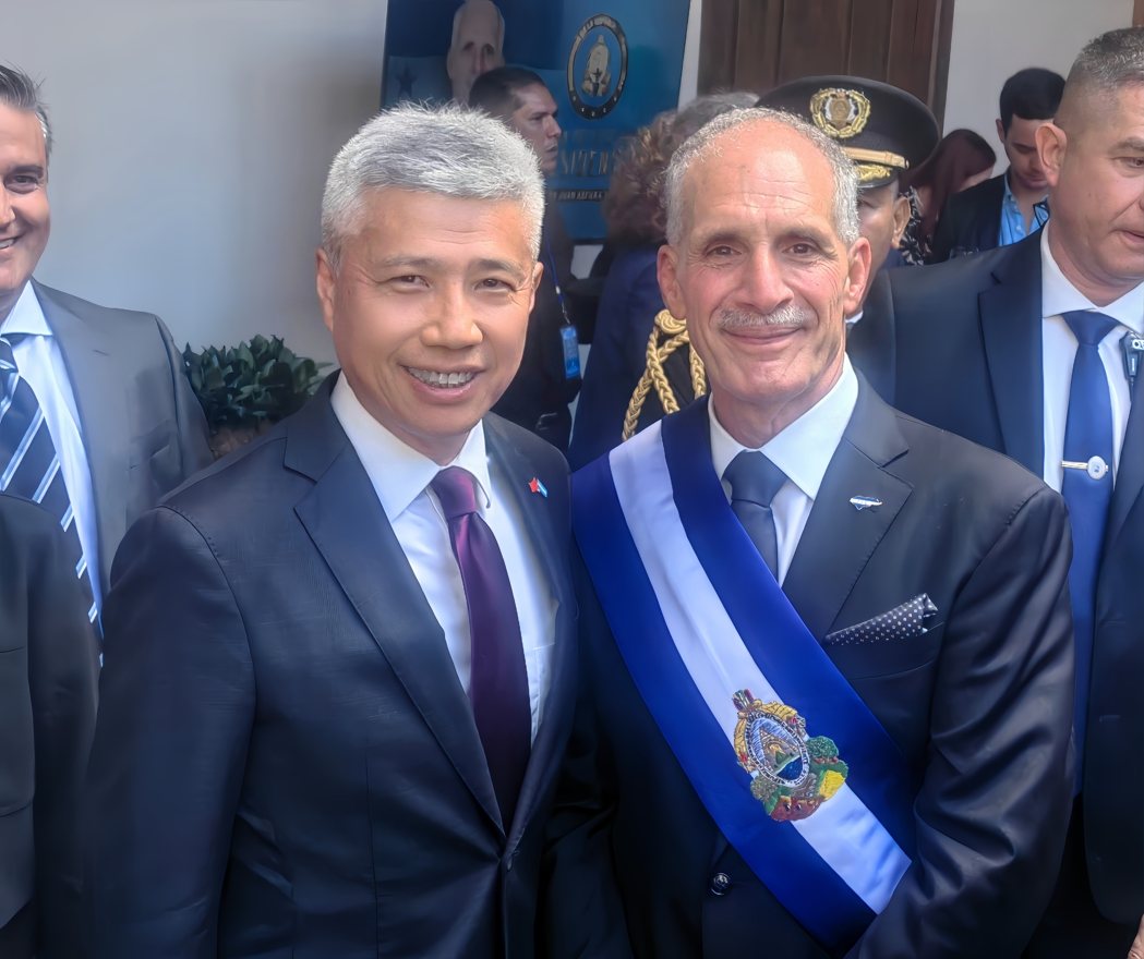 宏都拉斯新总统阿斯夫拉(右)27日宣誓就职,陆驻宏都拉斯大使于波27日应邀出席就... 宏都拉斯新总统阿斯夫拉(右)27日宣誓就职,陆驻宏都拉斯大使于波27日应邀出席就...