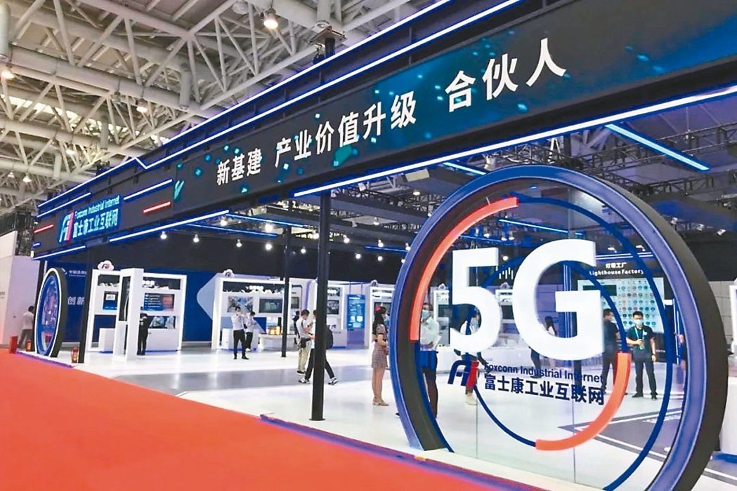 工业富联28日发布公告称,受到云计算业务持续强劲增长,预计2025年第4季度净利... 工业富联28日发布公告称,受到云计算业务持续强劲增长,预计2025年第4季度净利...