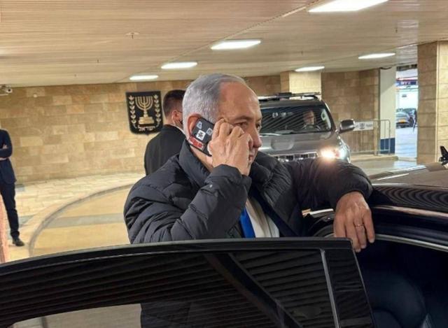 画面疯传！以总理手机摄像头被贴纸封住