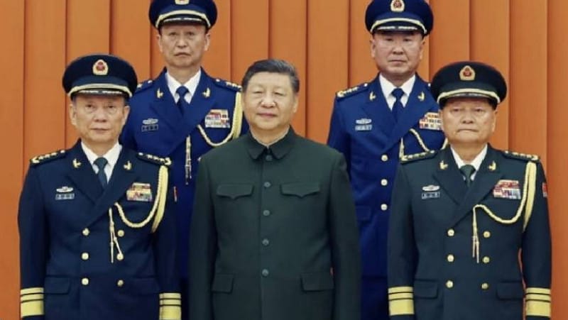 中国国家主席习近平(中)与张又侠(右)等军事将领们的合照。 图 : 翻摄自X / WarMonitor 中国国家主席习近平(中)与张又侠(右)等军事将领们的合照。 图 : 翻摄自X / WarMonitor