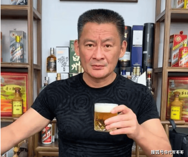 58岁景岗山近况曝光！嗜酒如命引发争议 龙凤胎成他骄傲