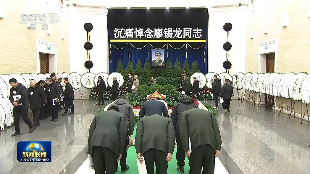 29日,中共军委机关各部门、军队驻京有关单位领导和部队官兵代表,廖锡龙生前友好和... 29日,中共军委机关各部门、军队驻京有关单位领导和部队官兵代表,廖锡龙生前友好和...